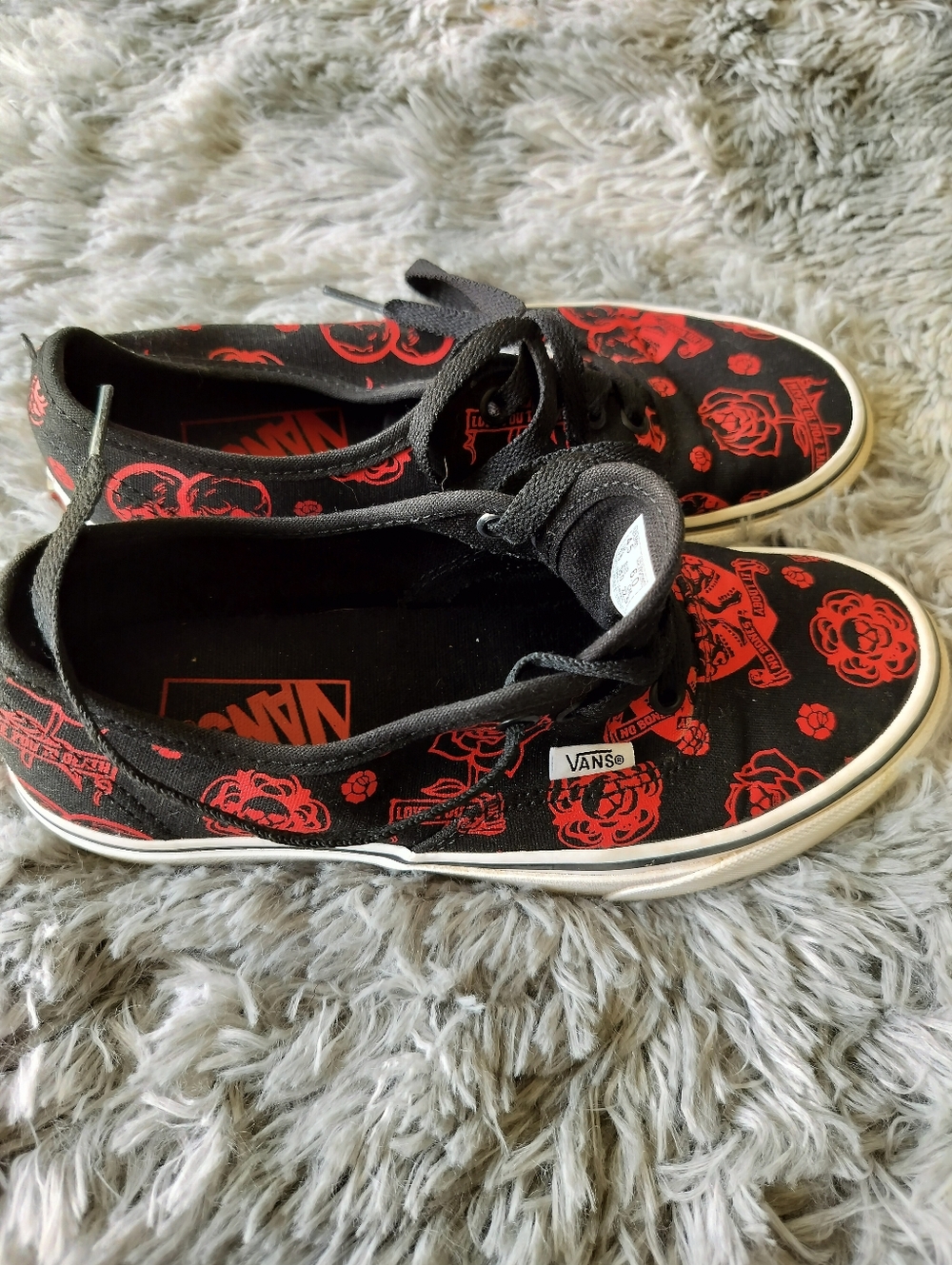 Vans Black Canvas Low-Top Sneakers with Red Skull & Rose Print Size 6 Womens